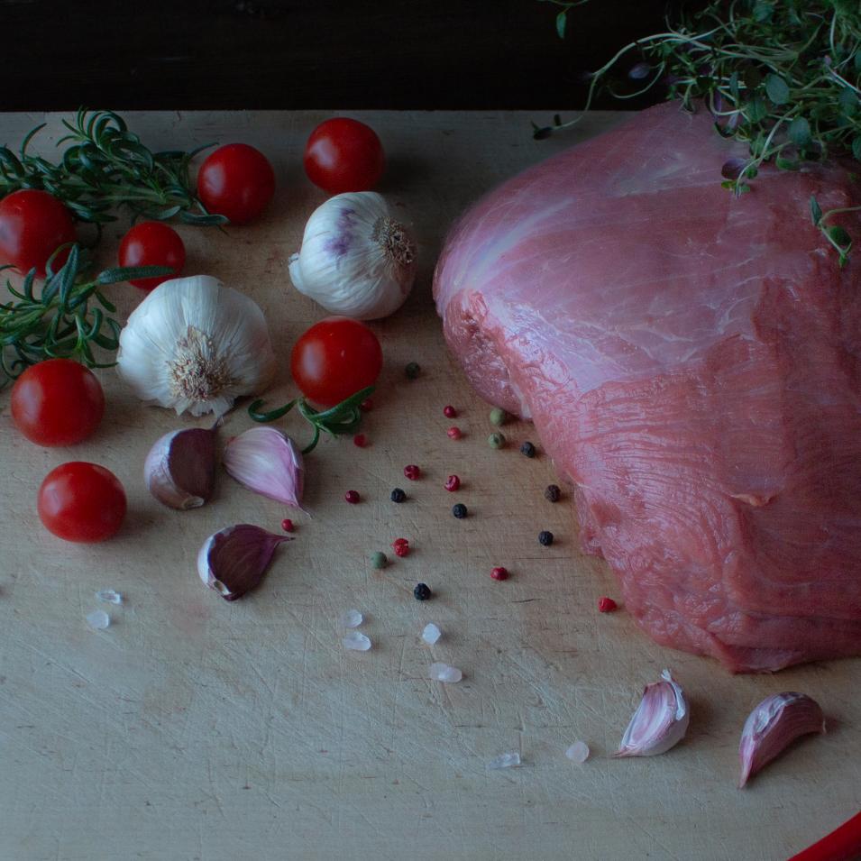 Fransyska på bord med kryddor, vitlök och rosmarinkvistar